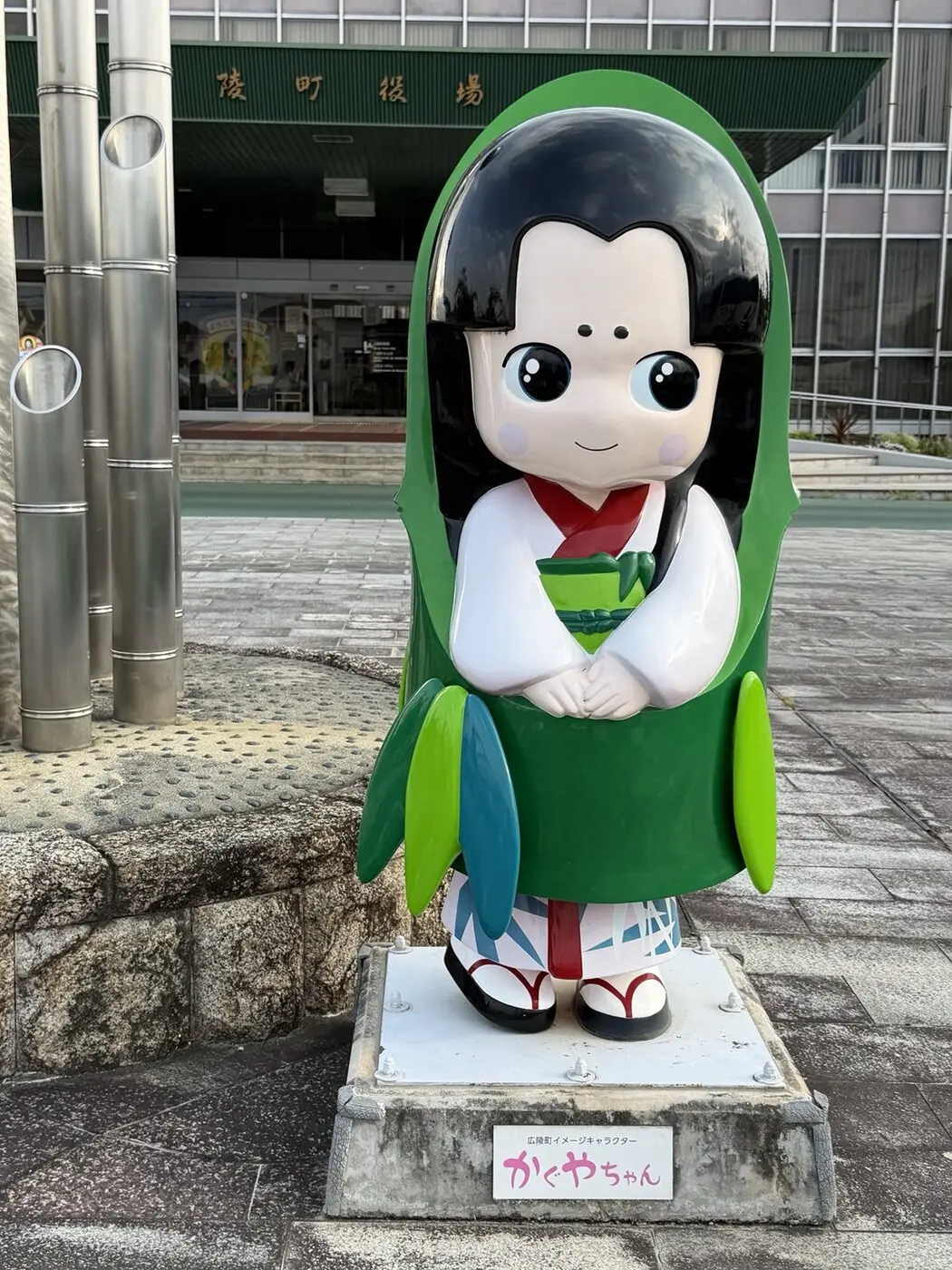 広陵町役場前に立つ町のイメージキャラクターかぐやちゃん像