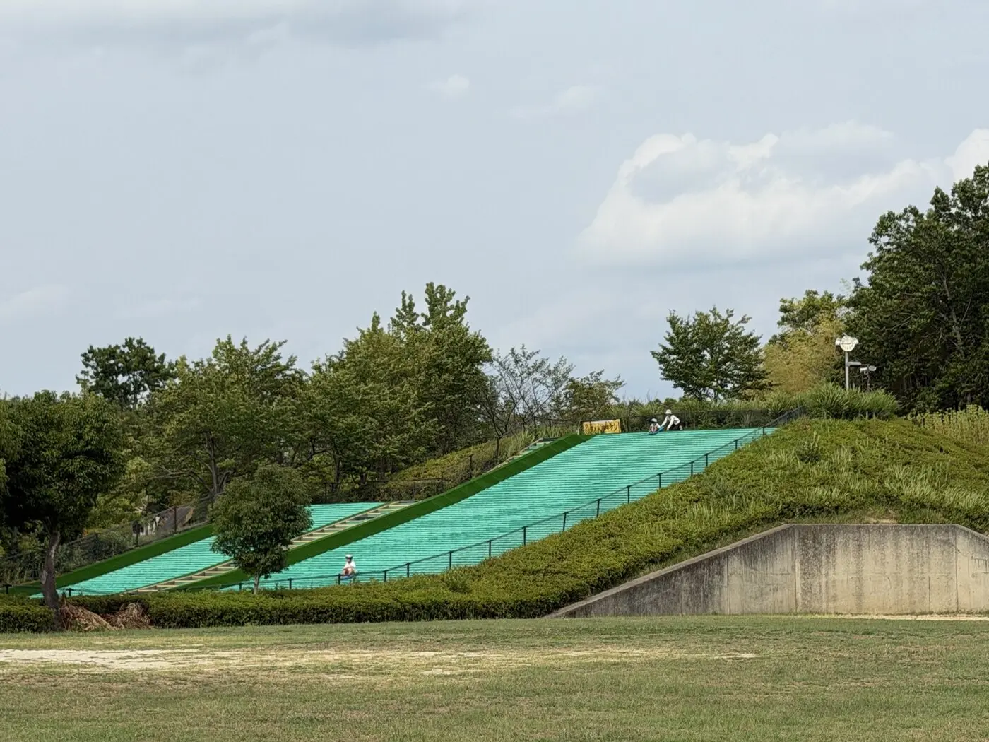 緑に囲まれた竹取公園のちびっこゲレンデ