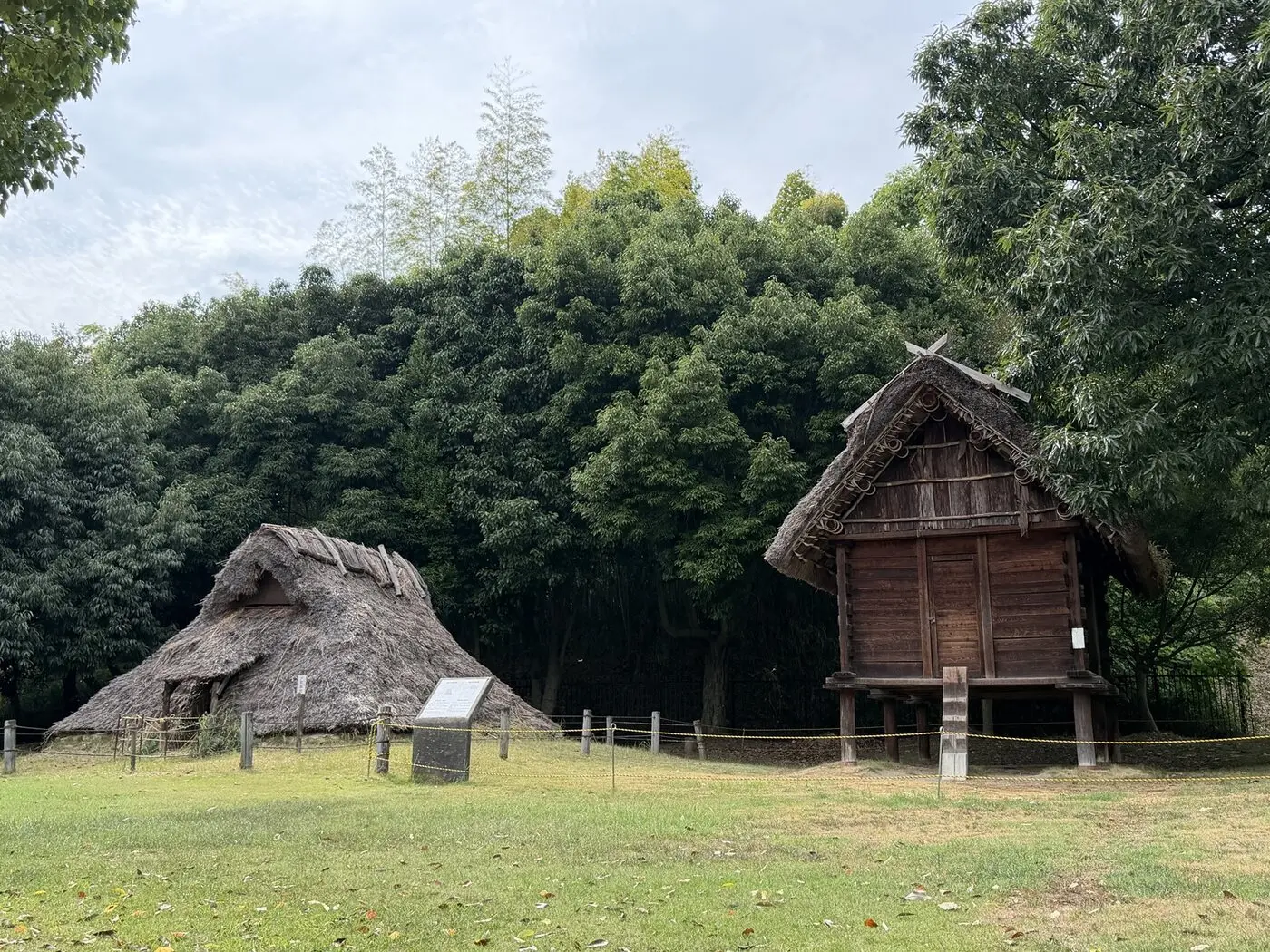 竹取公園に復元された竪穴式住居と高床式倉庫