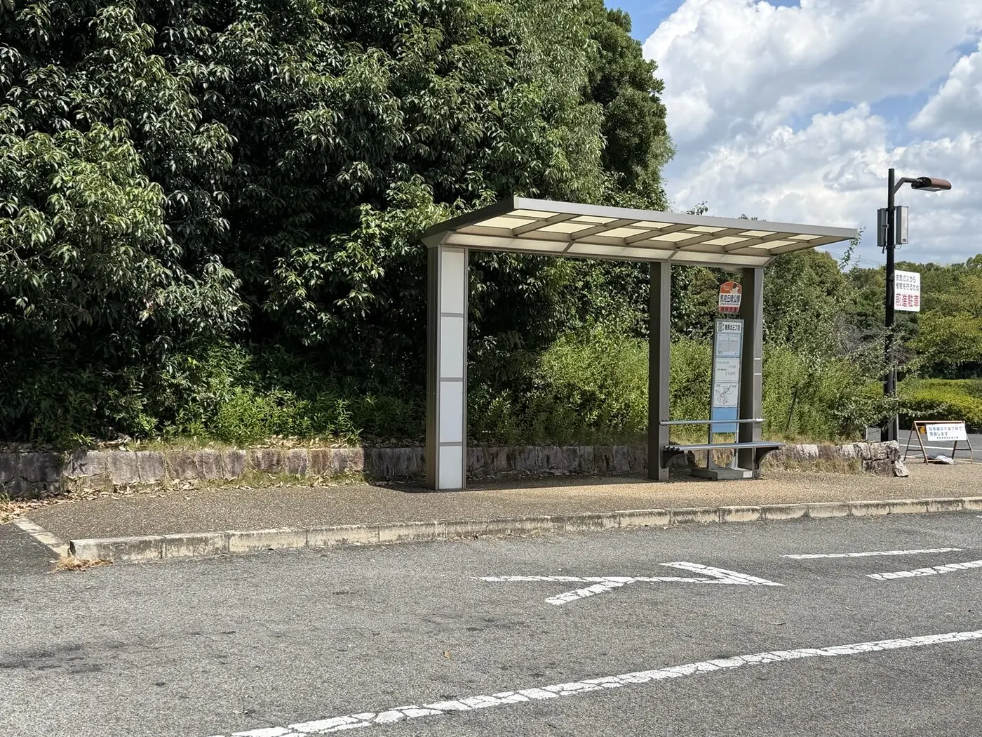 奈良交通の馬見丘陵公園バス停と待合スペース