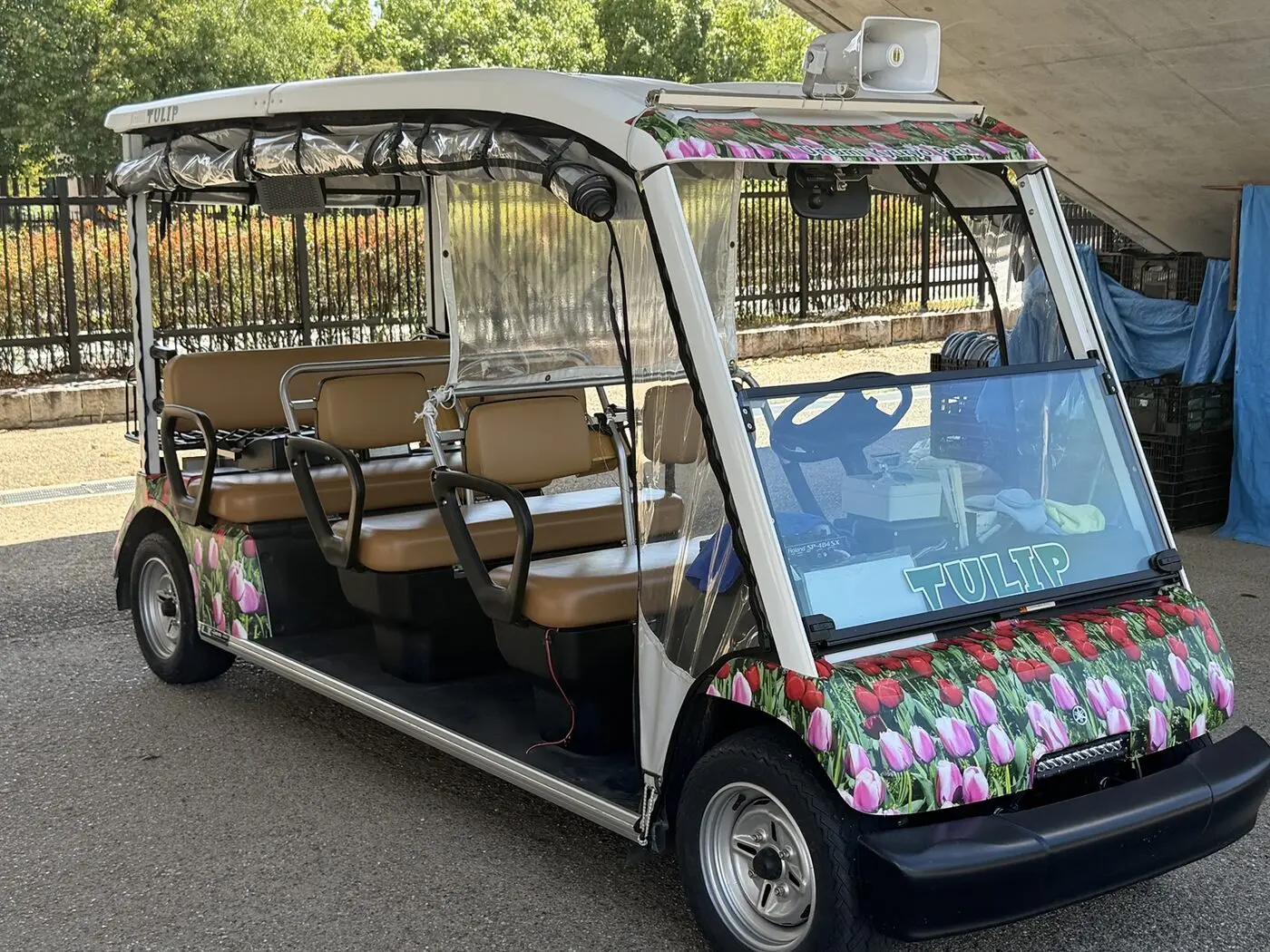 チューリップ柄で複数人が乗車できる馬見丘陵公園の電動カート