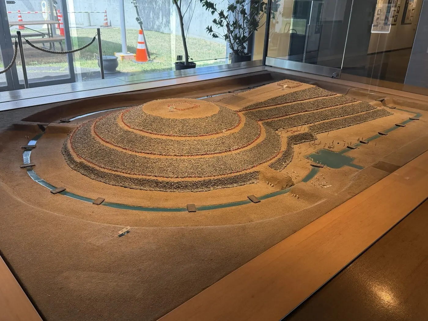 築造中の古墳と周辺の様子を再現した公園館の大型模型