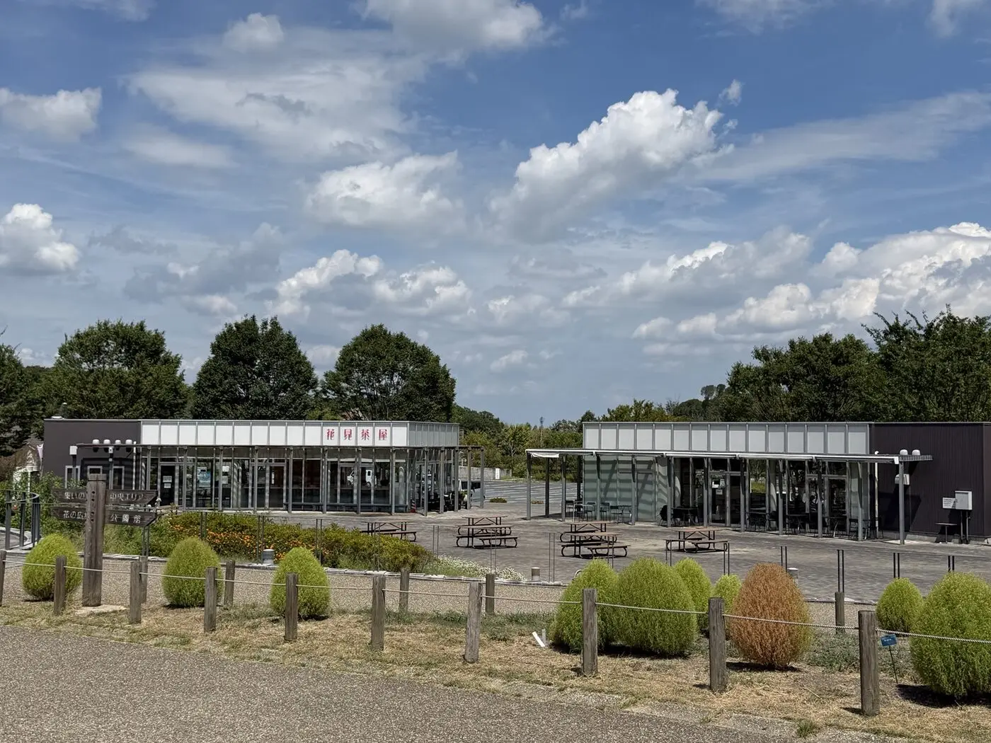 花壇の向こうに見える馬見丘陵公園北エリアの花見茶屋