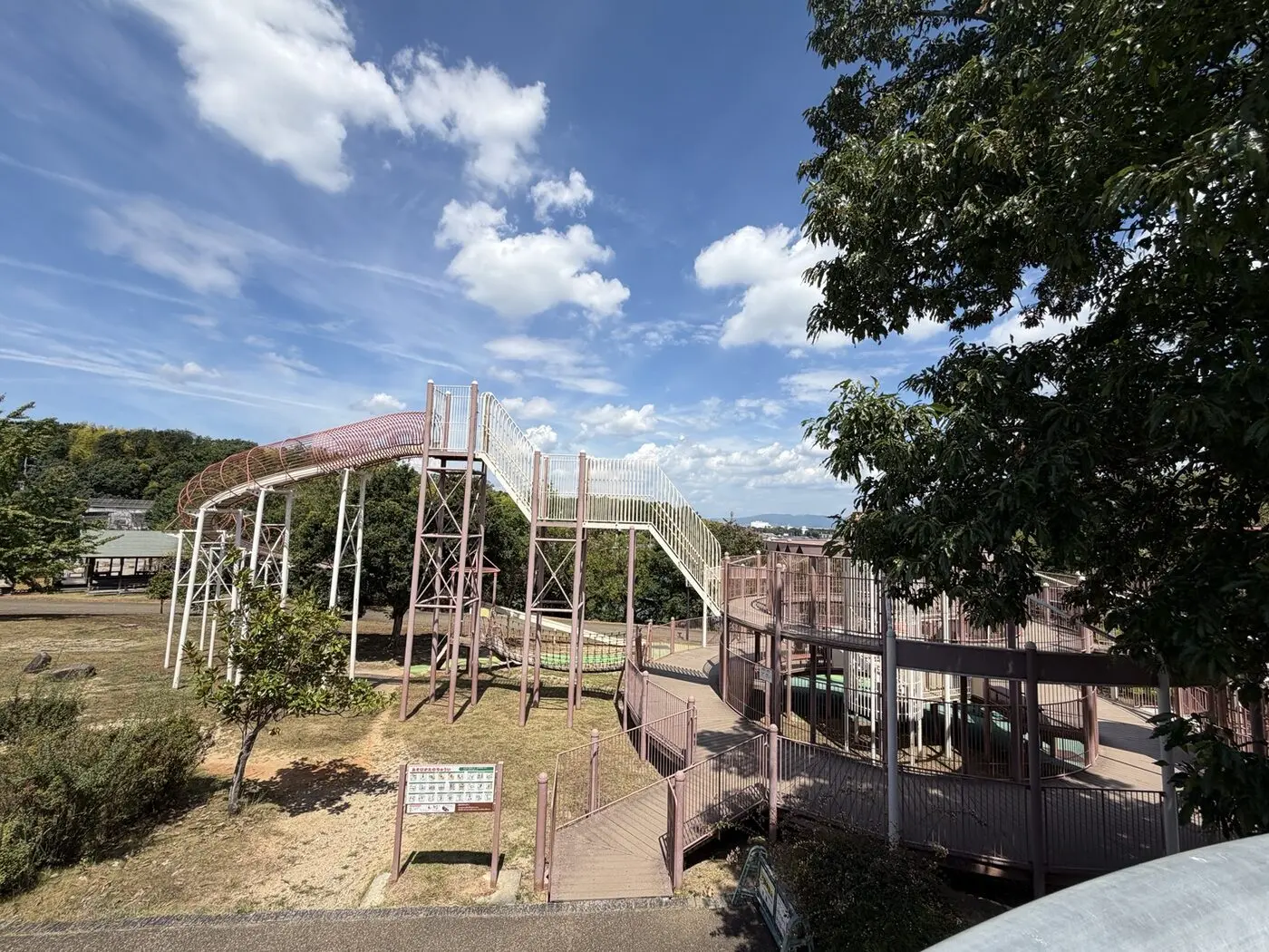 長い滑り台や階段が組み合わされた馬見丘陵公園北エリアの大型遊具