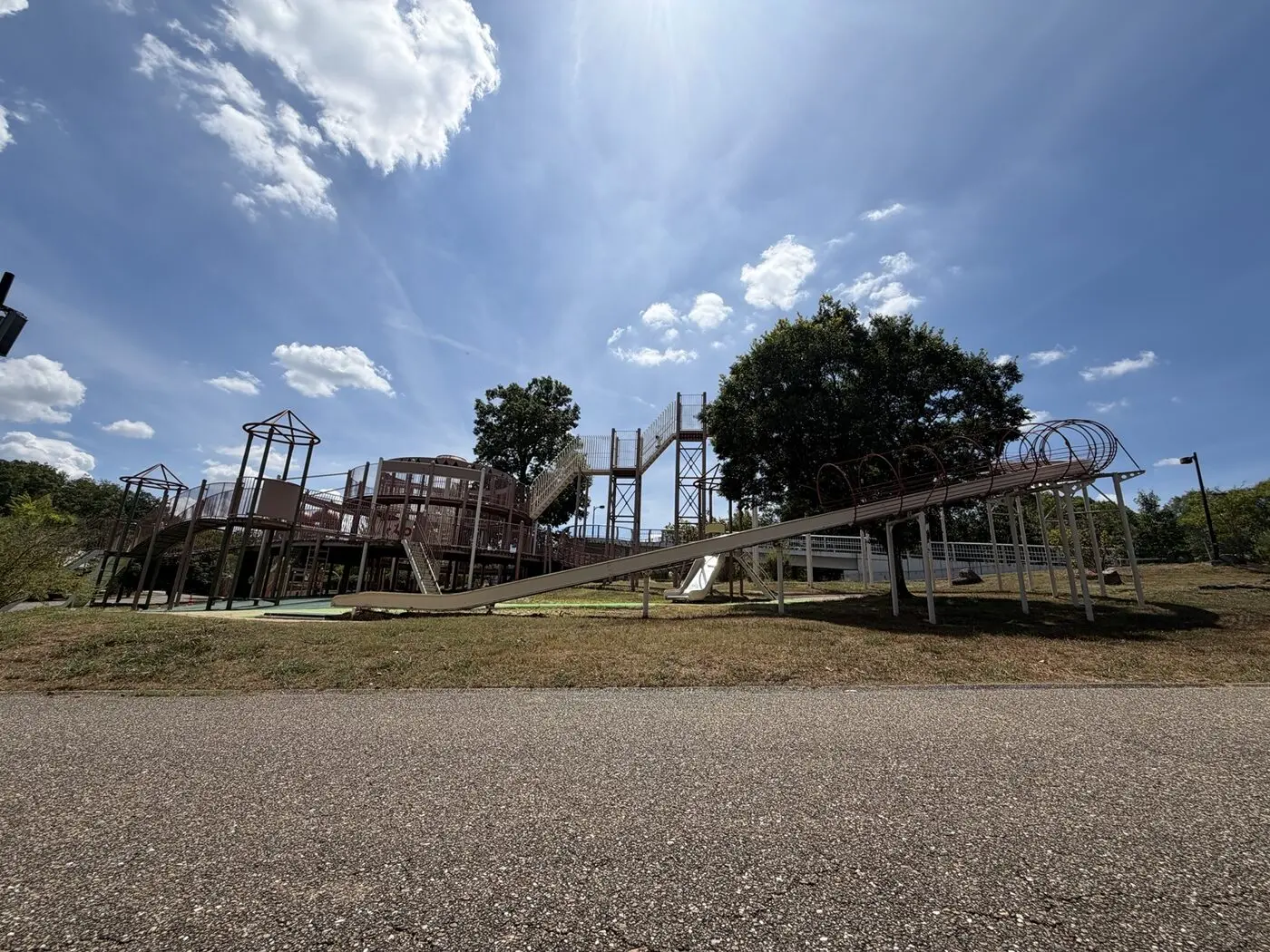 横から見た馬見丘陵公園北エリアの大型遊具と長い滑り台