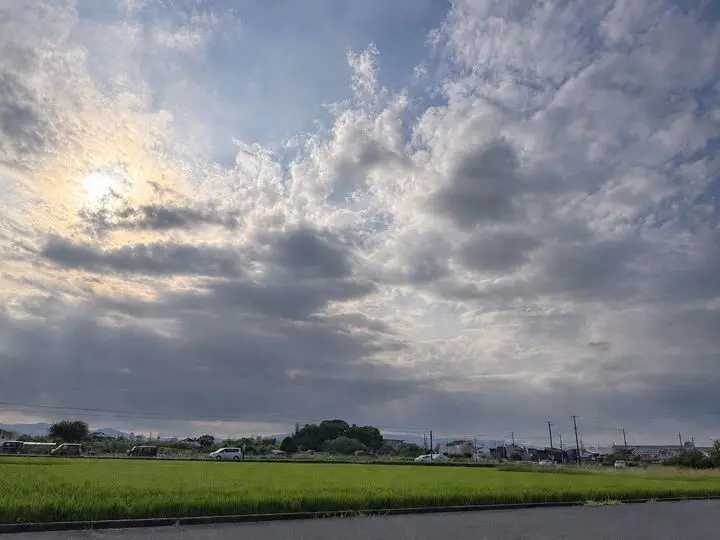 雲間から光が差し込む広陵町三吉の田園風景
